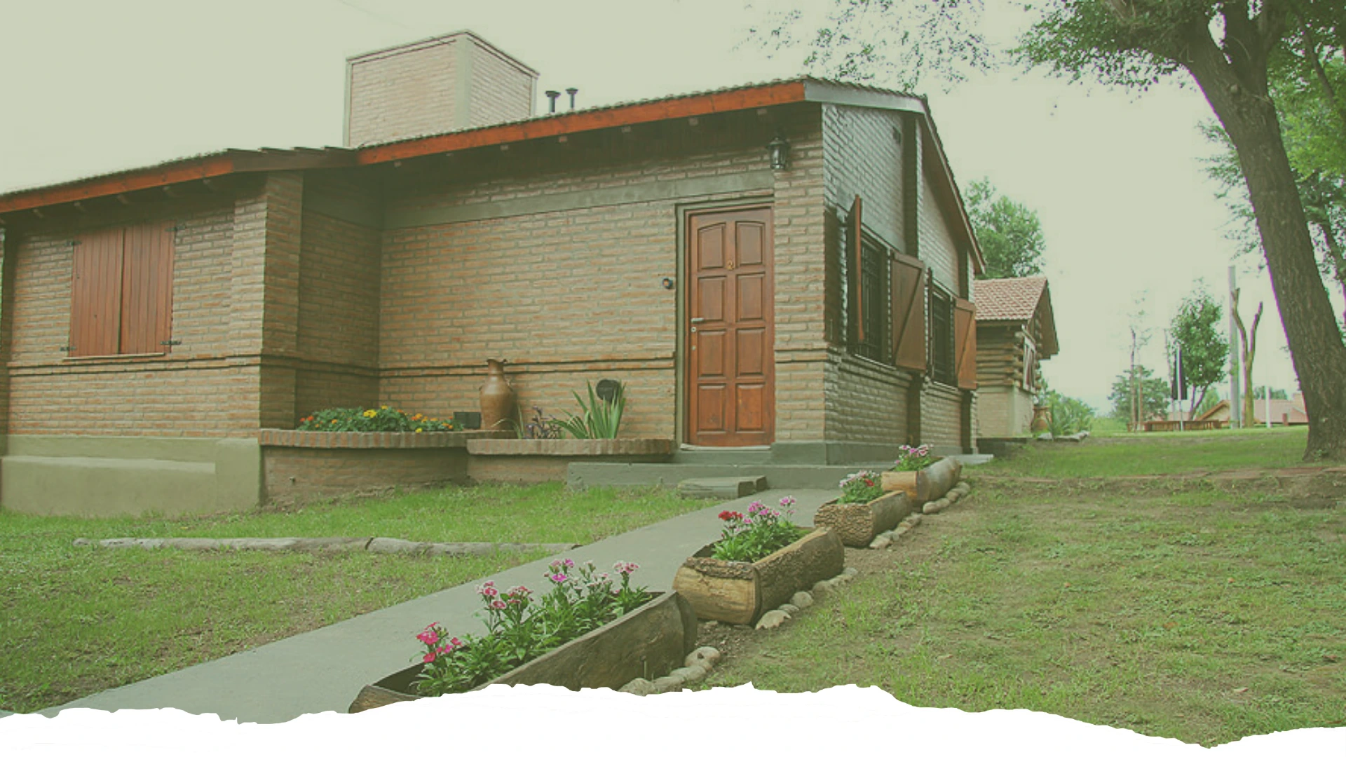 Cabaña con jardines paisajísticos