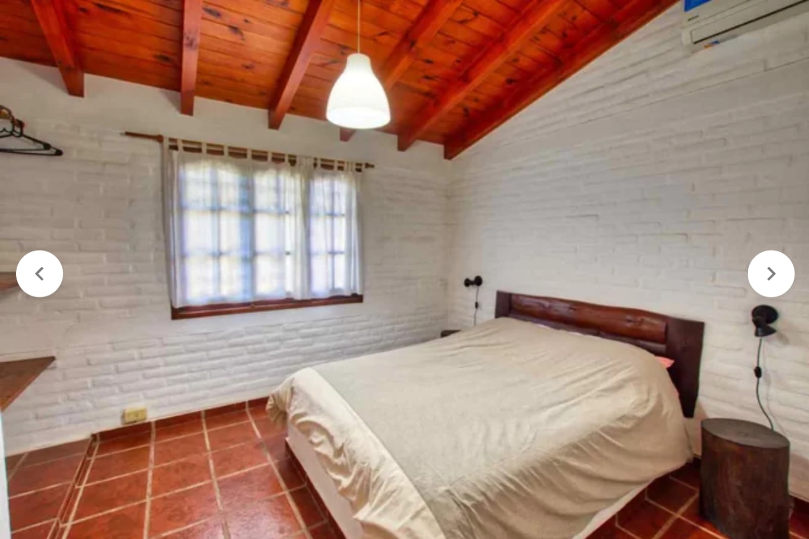 Cabaña Familiar - Dormitorio principal con vigas de madera