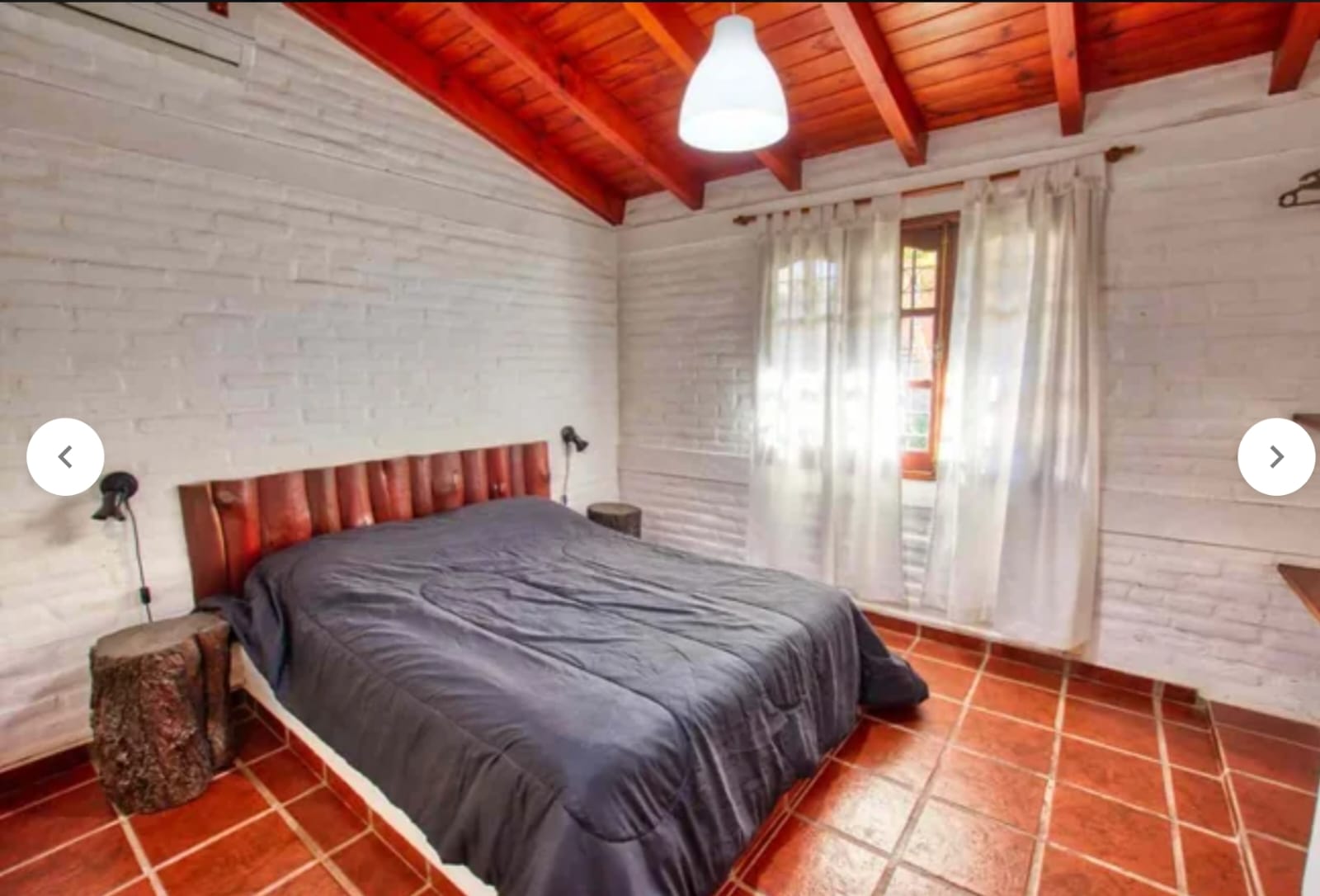 Cabaña Familiar - Dormitorio con cabecero de madera