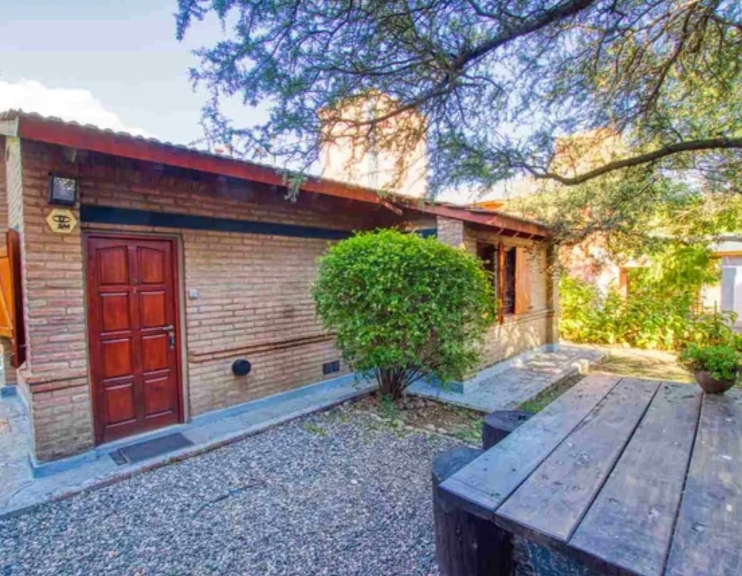 Cabaña Familiar - Vista exterior con jardín paisajístico