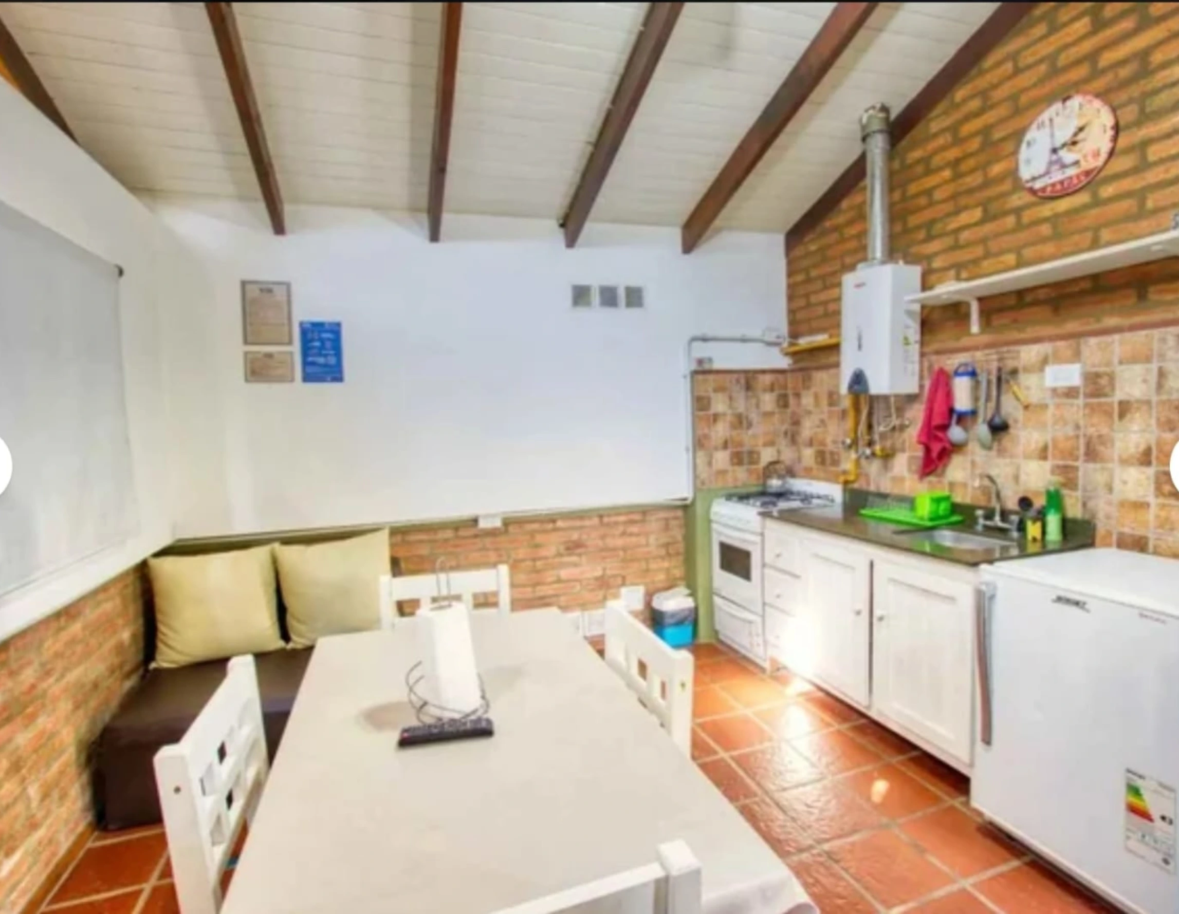 Cabaña de Madera - Cocina y comedor interior