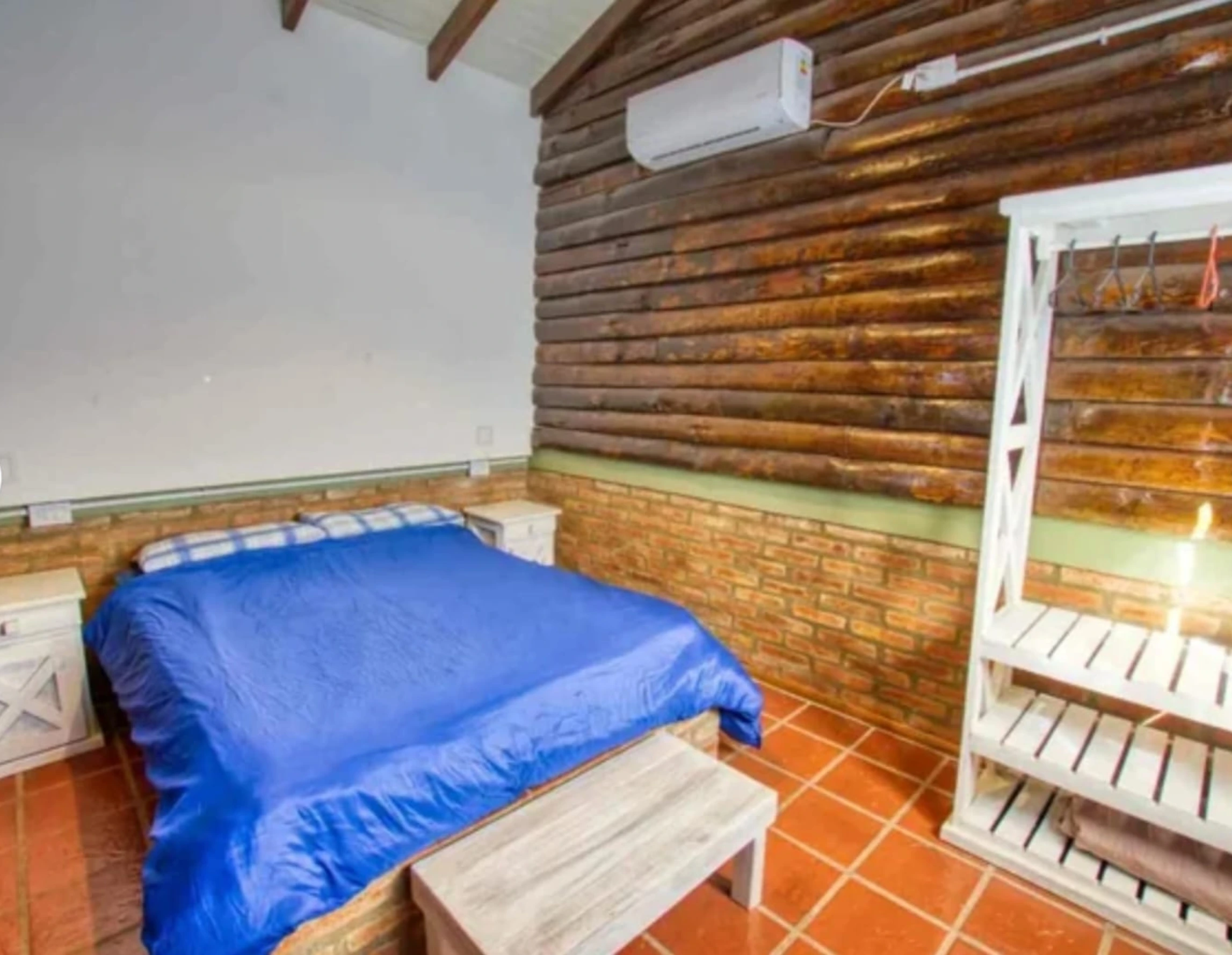 Cabaña de Madera - Dormitorio con aire acondicionado