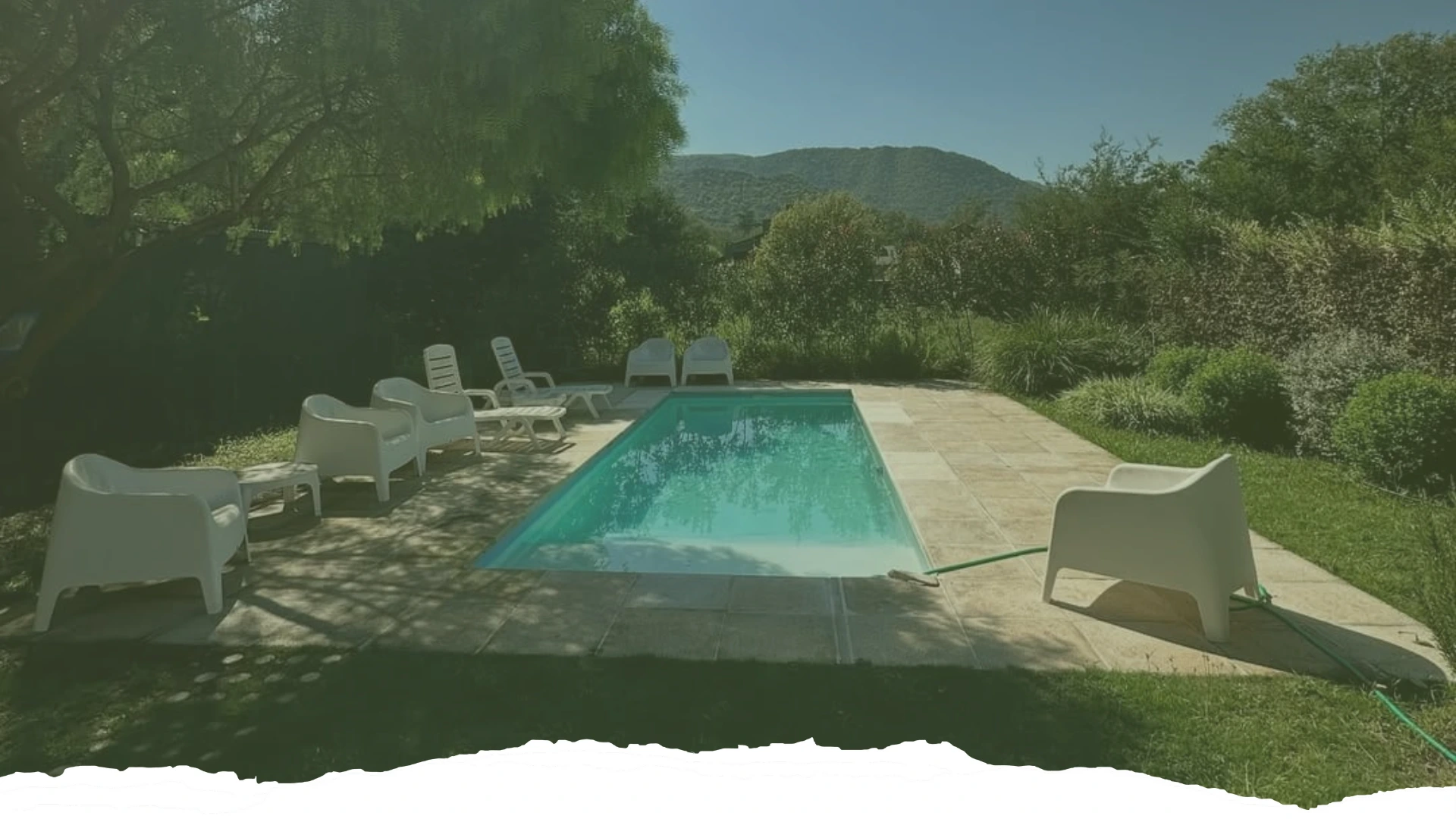 Piscina con vista a las montañas