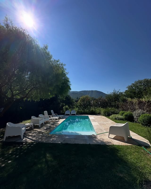 Piscina con vista panorámica a las montañas bajo el sol