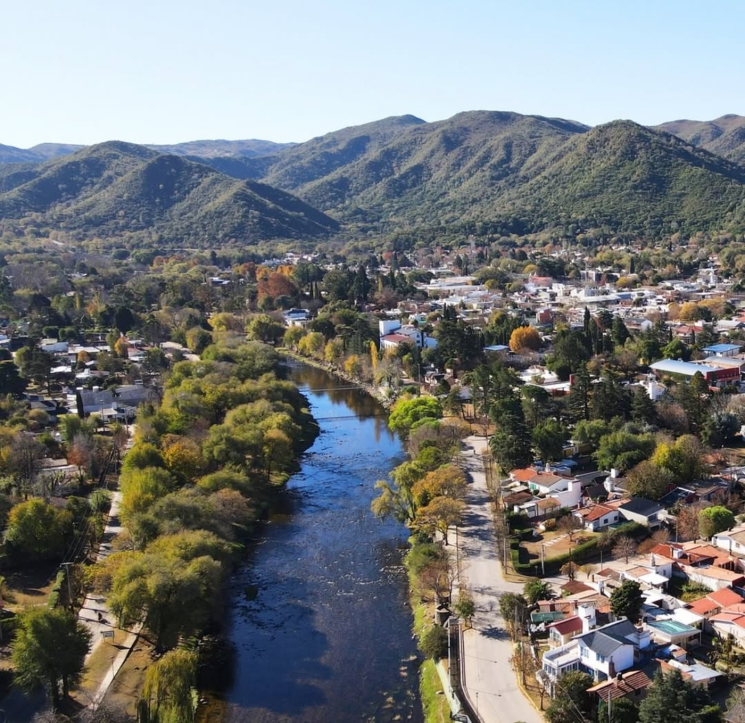 Vista aérea de Santa Rosa de Calamuchita con el río y las montañas